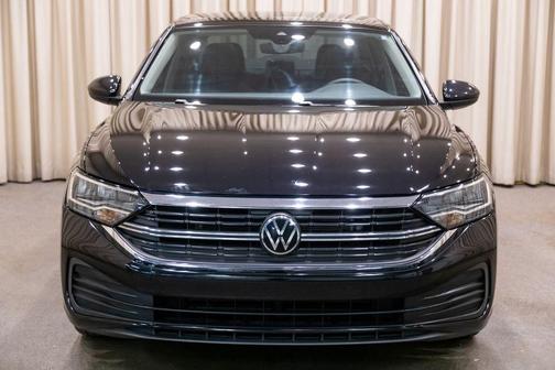 Deep Black 2024 Volkswagen Jetta 1.5T SE