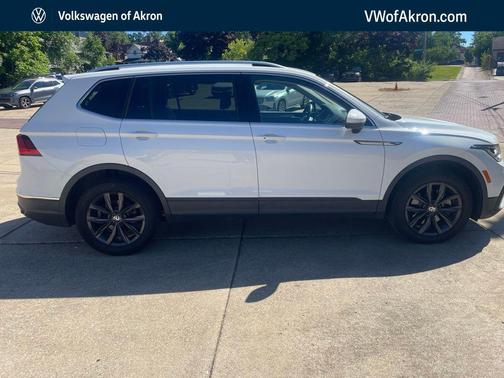 Pure White 2024 Volkswagen Tiguan 2.0T SE