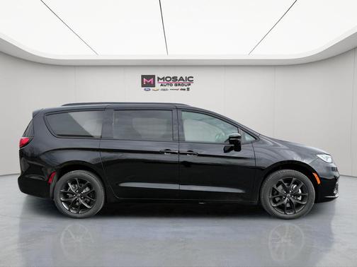 Diamond Black Crystal Pearlcoat 2026 Chrysler Pacifica L