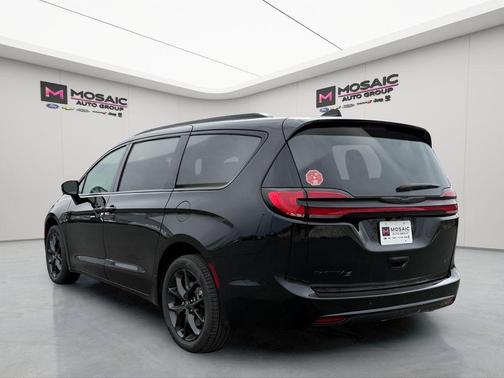 Diamond Black Crystal Pearlcoat 2026 Chrysler Pacifica L
