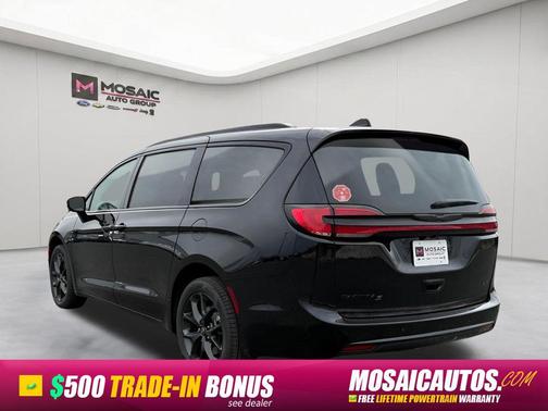 Diamond Black Crystal Pearlcoat 2026 Chrysler Pacifica L