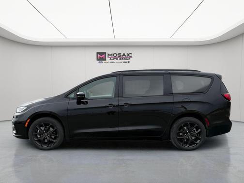Diamond Black Crystal Pearlcoat 2026 Chrysler Pacifica L