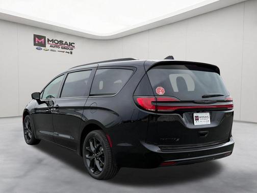 Diamond Black Crystal Pearlcoat 2026 Chrysler Pacifica L