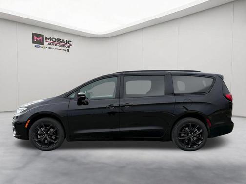 Diamond Black Crystal Pearlcoat 2026 Chrysler Pacifica L