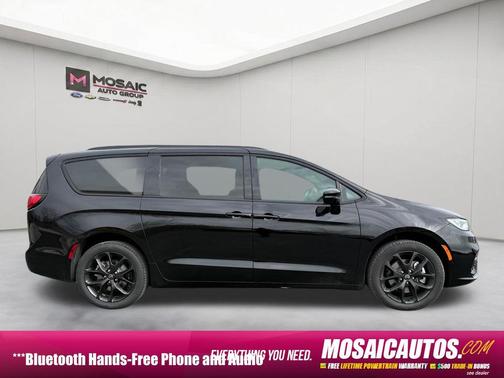 Diamond Black Crystal Pearlcoat 2026 Chrysler Pacifica L
