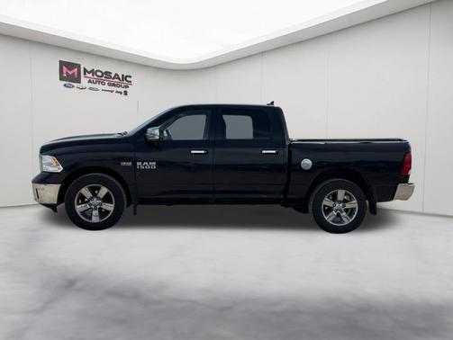 Brilliant Black Crystal Pearlcoat 2016 RAM 1500 Big Horn