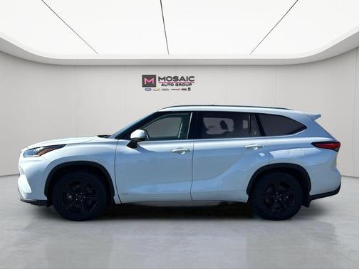 White 2022 Toyota Highlander Hybrid Platinum