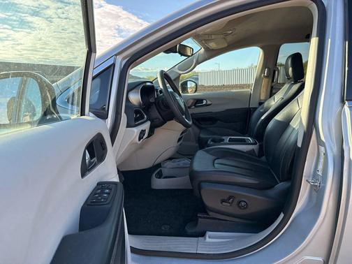 Silver Mist Clearcoat 2024 Chrysler Pacifica Touring L