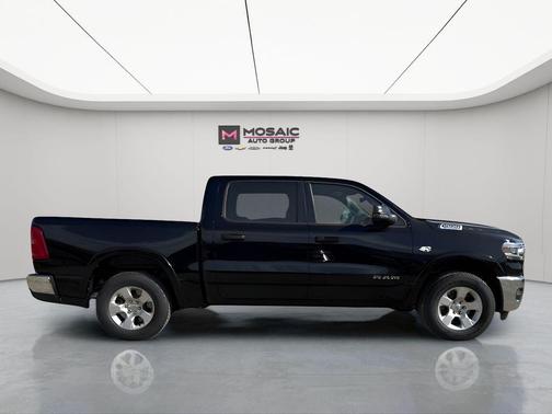 Diamond Black Crystal Pearlcoat 2026 RAM 1500 Big Horn/Lone Star