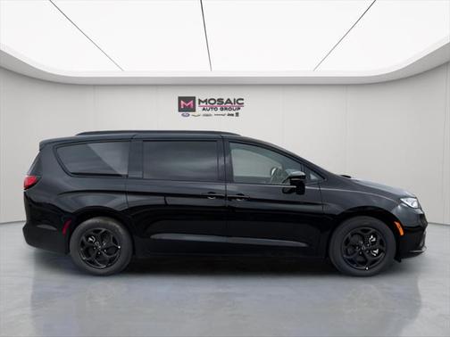 2025 Chrysler Pacifica Hybrid Premium S Appearance Pkg