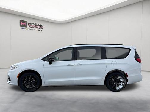 Bright White Clearcoat 2026 Chrysler Pacifica L