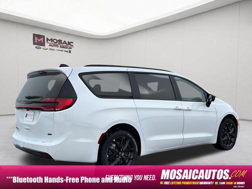 Bright White Clearcoat 2026 Chrysler Pacifica L
