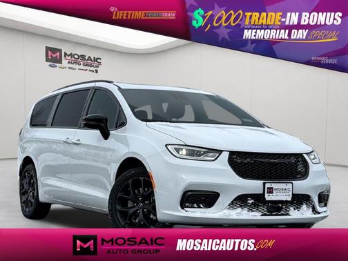Bright White Clearcoat 2026 Chrysler Pacifica L