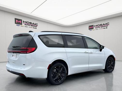Bright White Clearcoat 2026 Chrysler Pacifica L