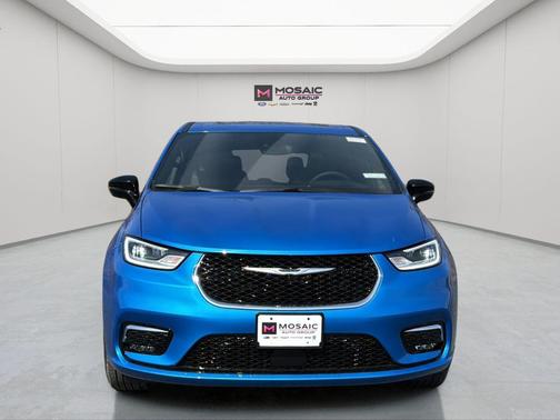 Hydro Blue Pearlcoat 2026 Chrysler Pacifica L