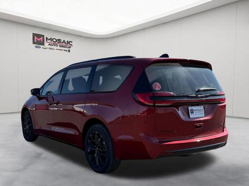 Red Hot Pearlcoat 2026 Chrysler Pacifica L
