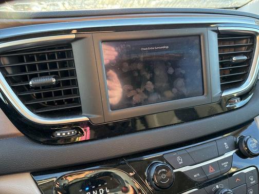 Brilliant Black Crystal Pearlcoat 2023 Chrysler Voyager LX