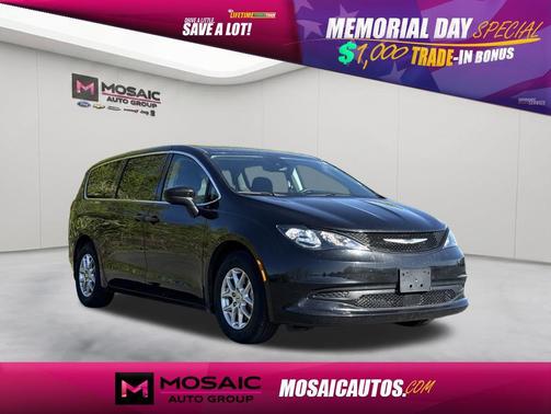 Brilliant Black Crystal Pearlcoat 2023 Chrysler Voyager LX