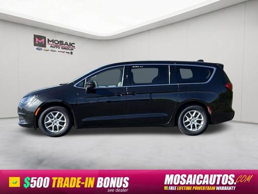 Brilliant Black Crystal Pearlcoat 2023 Chrysler Voyager LX