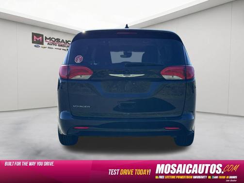 Brilliant Black Crystal Pearlcoat 2023 Chrysler Voyager LX