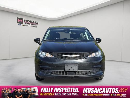 Brilliant Black Crystal Pearlcoat 2023 Chrysler Voyager LX