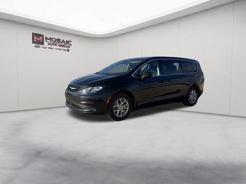 Brilliant Black Crystal Pearlcoat 2023 Chrysler Voyager LX