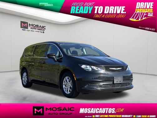 Brilliant Black Crystal Pearlcoat 2023 Chrysler Voyager LX