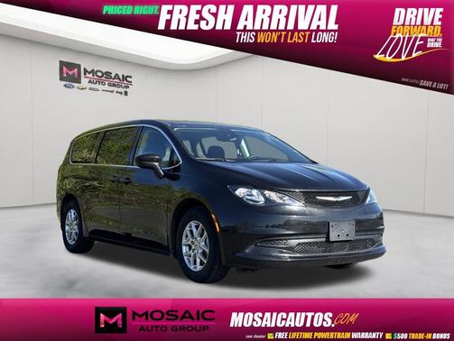 Brilliant Black Crystal Pearlcoat 2023 Chrysler Voyager LX