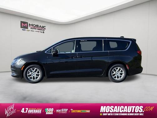 Brilliant Black Crystal Pearlcoat 2023 Chrysler Voyager LX
