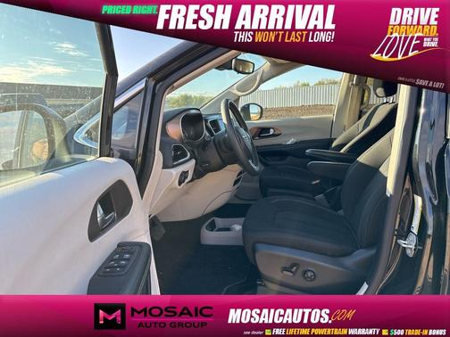 Brilliant Black Crystal Pearlcoat 2023 Chrysler Voyager LX