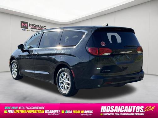 Brilliant Black Crystal Pearlcoat 2023 Chrysler Voyager LX