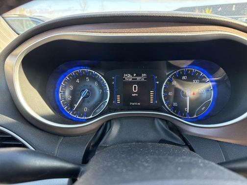 Brilliant Black Crystal Pearlcoat 2023 Chrysler Voyager LX