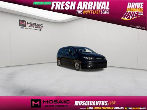 Brilliant Black Crystal Pearlcoat 2023 Chrysler Voyager LX