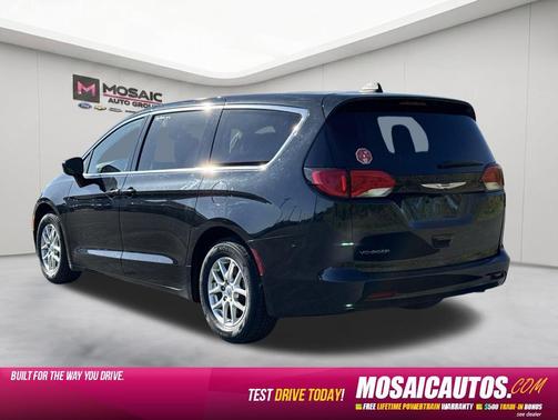 Brilliant Black Crystal Pearlcoat 2023 Chrysler Voyager LX