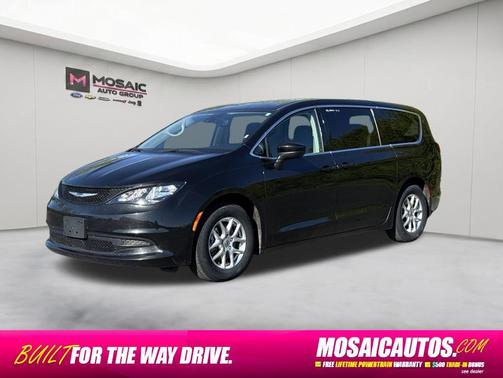 Brilliant Black Crystal Pearlcoat 2023 Chrysler Voyager LX