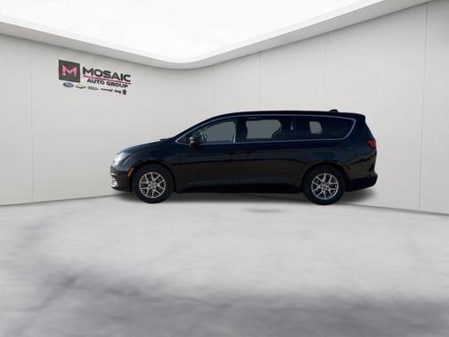 Brilliant Black Crystal Pearlcoat 2023 Chrysler Voyager LX