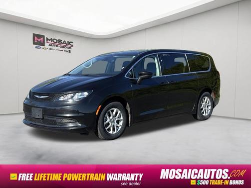 Brilliant Black Crystal Pearlcoat 2023 Chrysler Voyager LX