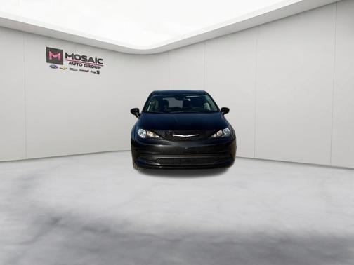 Brilliant Black Crystal Pearlcoat 2023 Chrysler Voyager LX