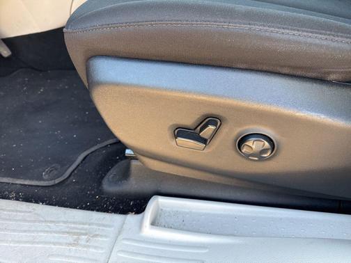 Brilliant Black Crystal Pearlcoat 2023 Chrysler Voyager LX