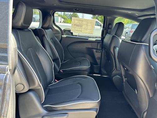 2025 Chrysler Pacifica Hybrid Select