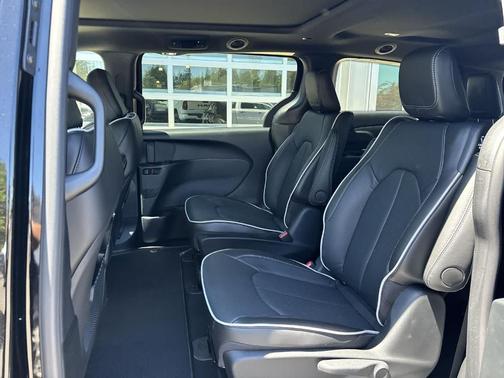 2025 Chrysler Pacifica Hybrid Select