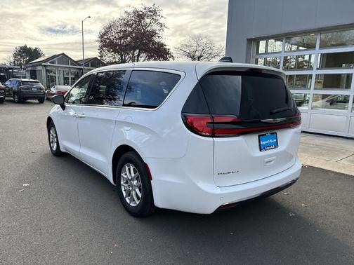 2024 Chrysler Pacifica Touring-L