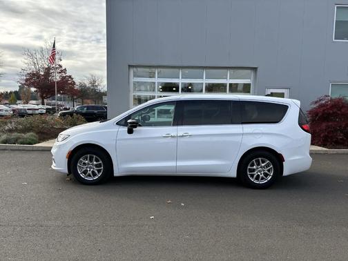 2024 Chrysler Pacifica Touring-L