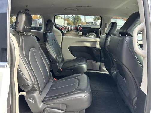 2024 Chrysler Pacifica Touring-L