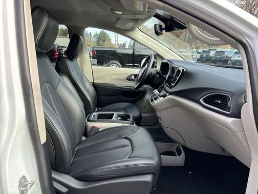 2024 Chrysler Pacifica Touring-L