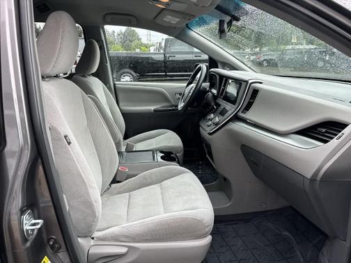 2017 Toyota Sienna LE
