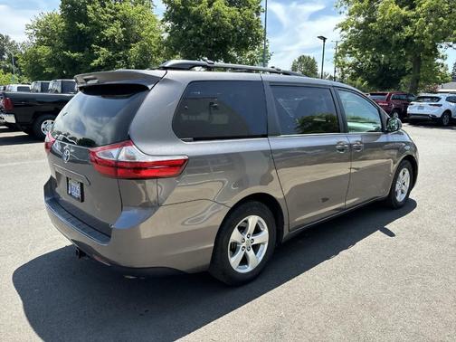 2017 Toyota Sienna LE