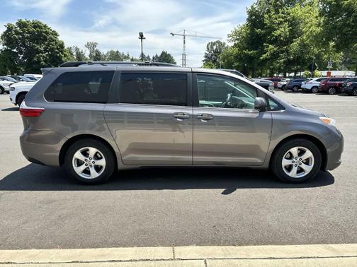 2017 Toyota Sienna LE