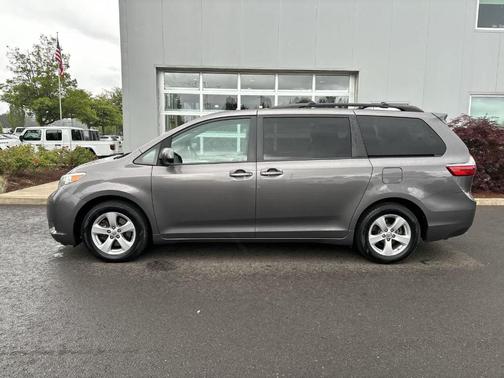 2017 Toyota Sienna LE