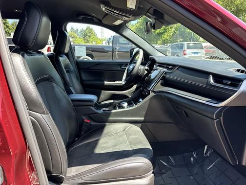 2024 Jeep Grand Cherokee L Laredo